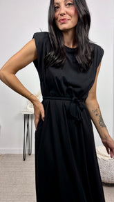 Vestido Hombreras Cinturón Negro